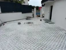 Finition d'un aménagement extérieur en dalles alvéolées avec remplissage gravillons.

Dimension : 1600 × 1200 px