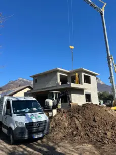 Véhicule Bâti Concept et grue sur un chantier de maison moderne à toit plat à Chambéry.

Dimension : 1600 × 1200 px