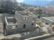 Vue plongeante sur l'élévation du premier étage en bloc béton.

Dimension : 1600 × 1200 px