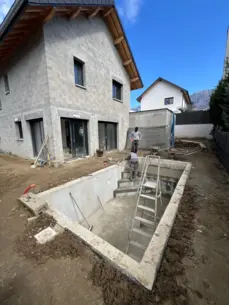 Chantier de terrassement et structure béton d'une piscine enterrée avec escalier près de Chambéry.

Dimension : 1600 × 1200 px