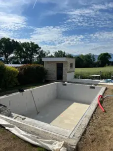 Structure de piscine enterrée terminée avec son local technique attenant.

Dimension : 1600 × 1200 px