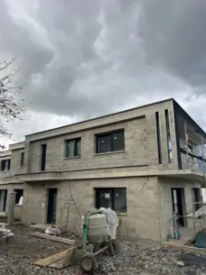Construction d'une villa contemporaine avec pose des menuiseries en aluminium noir.

Dimension : 1600 × 1200 px