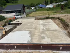 Coulage et séchage d'une dalle en béton armé pour fondations de maison individuelle.

Dimension : 1600 × 1200 px