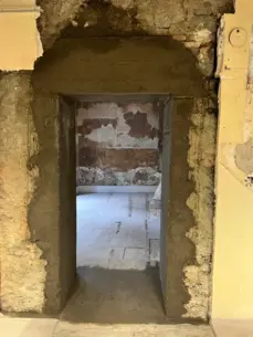 Percement d'une nouvelle porte dans une maçonnerie ancienne avec habillage mortier.

Dimension : 1600 × 1200 px