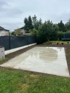 Dalle extérieure en béton fraîchement coulée dans un jardin pour aménagement de terrasse.

Dimension : 1600 × 1200 px