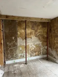 Pose d'étais métalliques lourds sous madrier pour soutenir un plafond ancien.

Dimension : 1600 × 1200 px