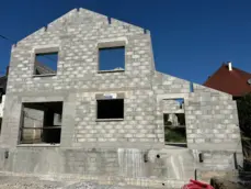 Murs extérieurs et réservations pour ouvertures d'une maison neuve réalisée par Bâti Concept.

Dimension : 1600 × 1200 px