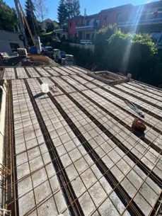 Pose des aciers de chaînage et du treillis sur plancher poutrelles-hourdis.

Dimension : 1600 × 1200 px