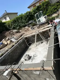 Radier en béton et ferraillage haute densité pour le fond d'une piscine enterrée.

Dimension : 1600 × 1200 px