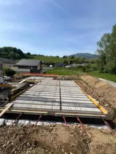 Attentes en acier pour poteaux béton émergeant des semelles de fondations.

Dimension : 1600 × 1200 px