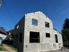 Élévation des murs en parpaings d'une maison neuve à étage par Bâti Concept en Savoie.

Dimension : 1600 × 1200 px