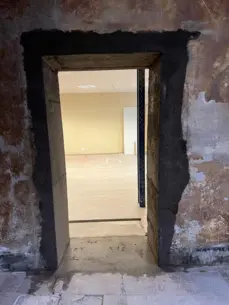Encadrement béton terminé prêt à recevoir les finitions de plâtrerie.

Dimension : 1600 × 1200 px