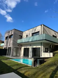 Façade d'une villa moderne avec piscine terminée par Bâti Concept.

Dimension : 1600 × 1200 px