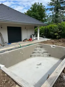Construction d'un escalier d'angle sur mesure dans un bassin de piscine en béton.

Dimension : 1600 × 1200 px