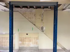 Installation provisoire d'un cadre acier de soutien avant abattage du mur.

Dimension : 1600 × 1200 px