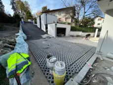 Création d'un accès carrossable en pavés béton alvéolés à engazonner.

Dimension : 1600 × 1200 px