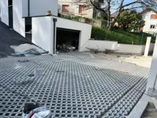Pose de revêtement perméable devant un garage de villa contemporaine.

Dimension : 1600 × 1200 px